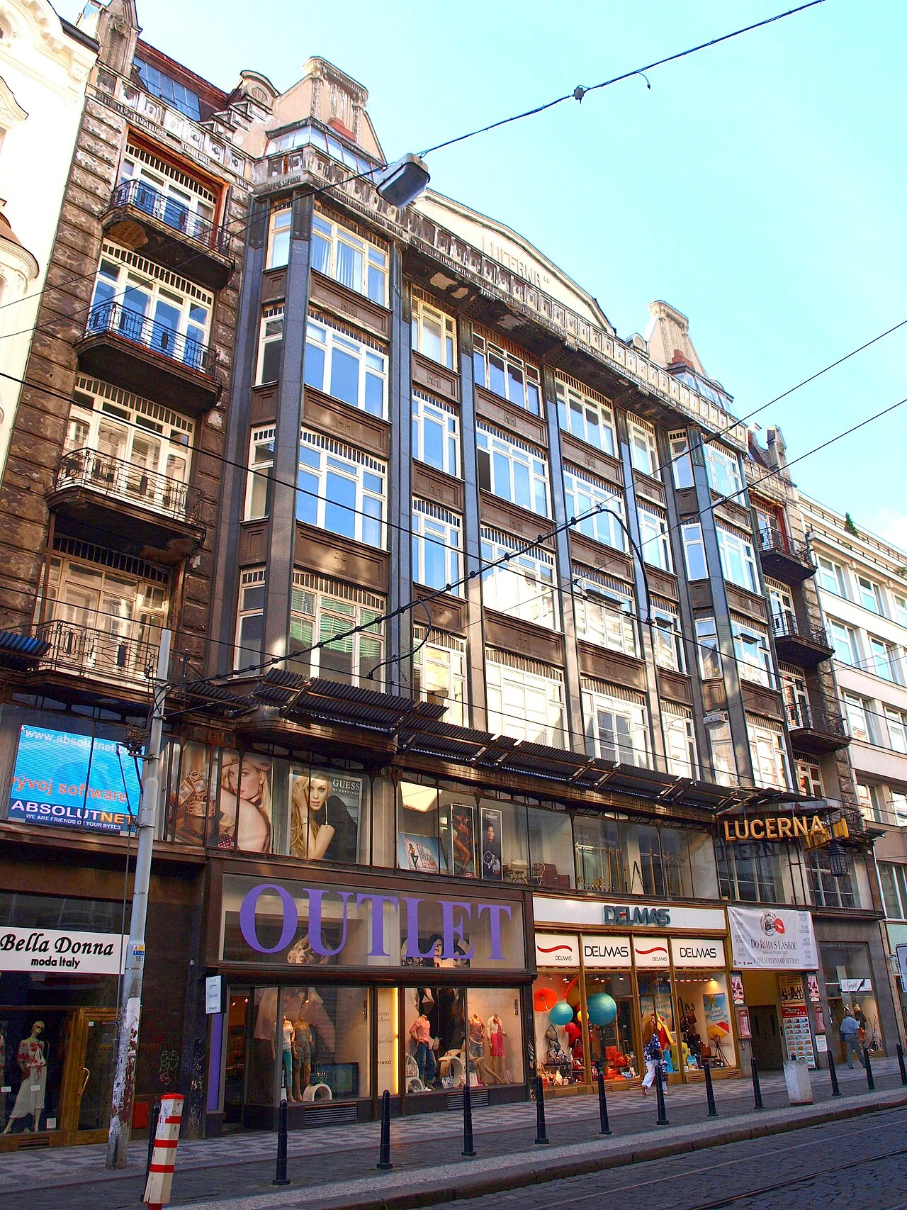 Palác Lucerna & Inverted Horse Sculpture