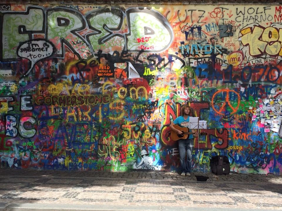 Lennonova zeď (John Lennon Wall)